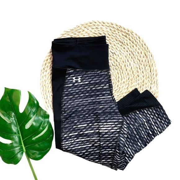 Under Armour Black and White Printed Workout Capri Leggings Size Small - Picture 3 of 17